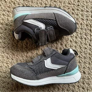 Toddler’s Gray and White Sneakers Size 5